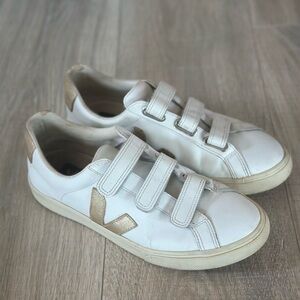 Veja Size 8 Women’s sneakers White and Gold - excellent condition!